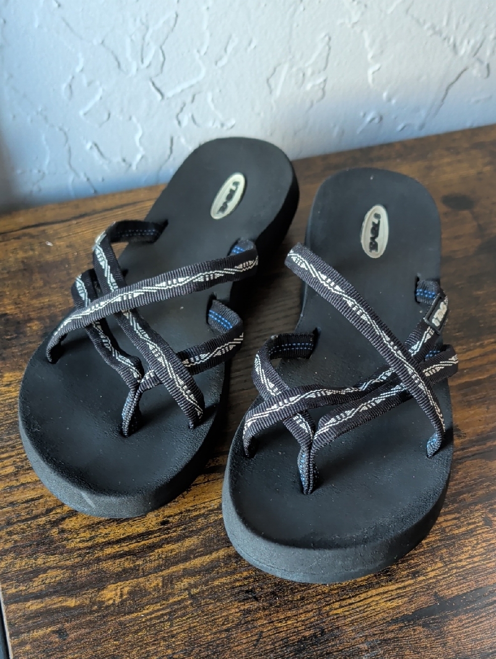Teva Olowahu Black Crisscross Strap Foam Sandals Women's 7